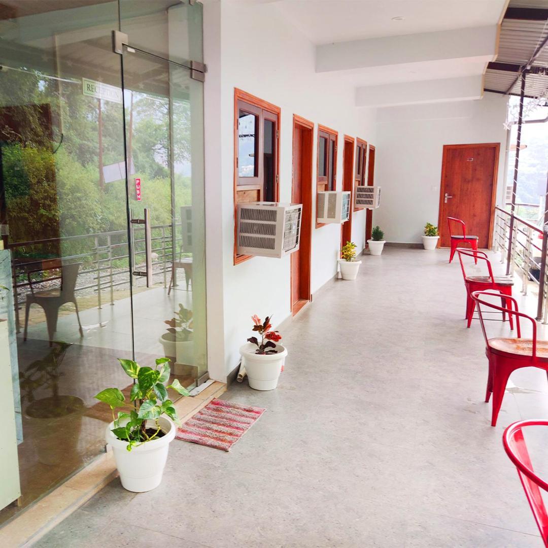 Hotel Studioz Sahastradhara Dehradun Ngoại thất bức ảnh