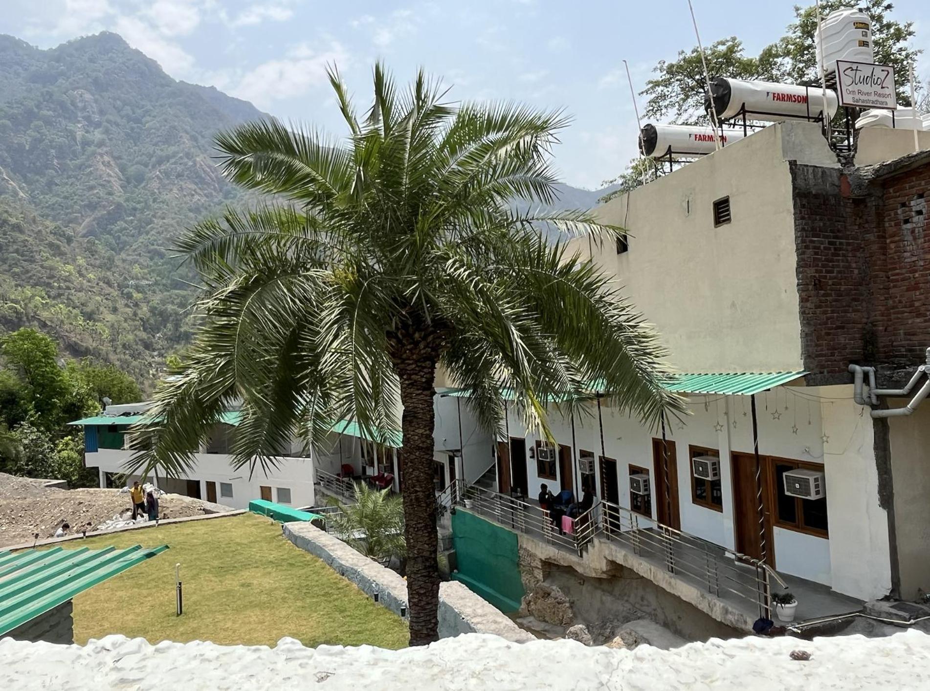 Hotel Studioz Sahastradhara Dehradun Ngoại thất bức ảnh