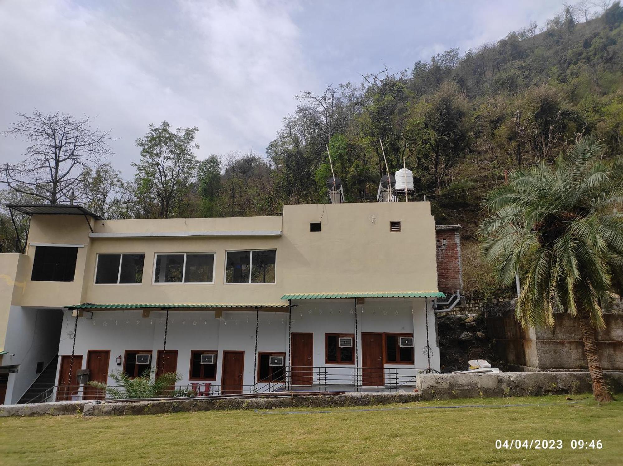 Hotel Studioz Sahastradhara Dehradun Ngoại thất bức ảnh